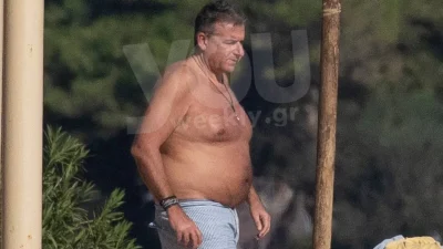 Ο Γιώργος Λιάγκας αλά δελφίνι - Το απίστευτο στιγμιότυπο από τις καλοκαιρινές του διακοπές στους Αντίπαξους