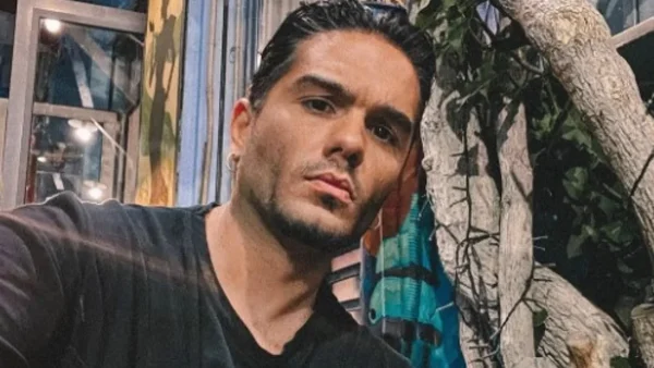 Φορούσε μόνο τα απαραίτητα - «Άναψε» φωτιές ο Χρήστος Μάστορας ποζάροντας στην κουζίνα του σπιτιού του