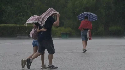 Καιρός (24/8): Μαίνεται η κακοκαιρία - Μέχρι πού θα φτάσει η θερμοκρασία