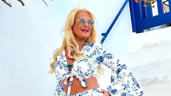 Με μαύρο μικροσκοπικό μπικίνι σε παραλία της Μυκόνου - Φωτογραφία της Μαρίνας Πατούλη χωρίς ρετούς με το μαγιό