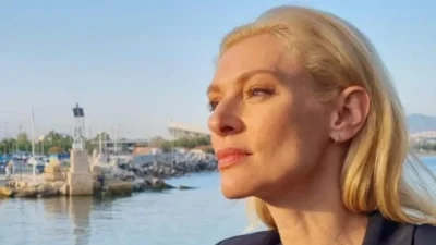 Αγνώριστη η Ζέτα Δούκα με καστανό μαλλί και αφέλειες - Ο λόγος πίσω από την αλλαγή στην εικόνα της