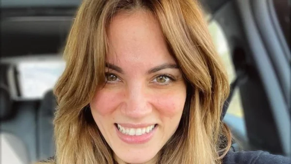 Πάνω σε ποδήλατο θαλάσσης με μαγιό και λευκό πουκάμισο - Η Μαίρη Συνατσάκη ποζάρει με την φουσκωμένη της κοιλίτσα