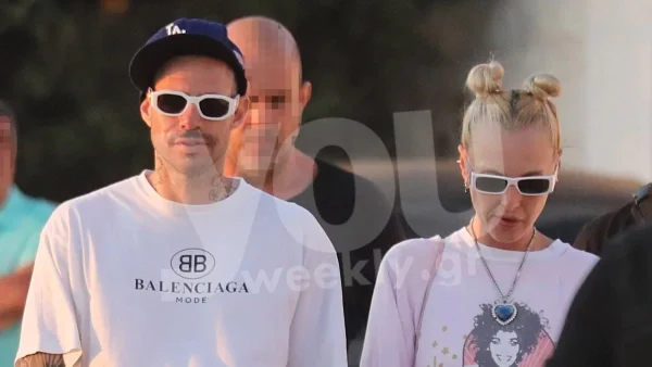 Τους "χάζευε" όλο το νησί - Με μίνι και φούτερ στην Μύκονο η Τάμτα στο πλευρό του Πάρι Κασιδόκωστα