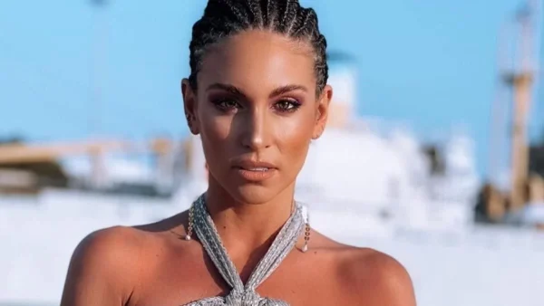 Τεραστίων διαστάσεων το σαλόνι της Αθηνάς Οικονομάκου - Σε καφέ αποχρώσεις και με γιγαντιαίο τραπέζι στην μέση