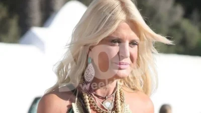 Με φουσκωμένα χείλη η Μαρίνα  Πατούλη και φούστα με σκίσιμο - Χαμός με τη νέα ανάρτησή της