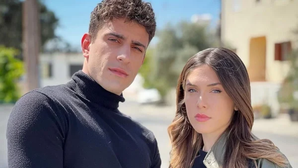 Ανέμελοι και ερωτευμένοι! Λιάντου και Σκουρλέτης ποζάρουν στον φακό και δαμάζουν τα κύματα στην Ελαφόνησο