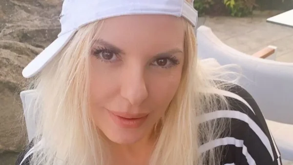 Έχει μεγάλο κήπο που μοιάζει σαν δάσος - Το εντυπωσιακό σπίτι της Αννίτας Πάνια