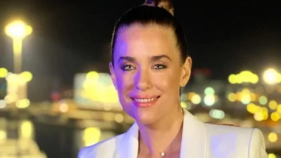 Με παντόφλα και δερμάτινο jacket - Η Αντωνοπούλου πιάστηκε να κάνει ποδήλατο στην Κοπεγχάγη