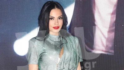 Δεν μας δείχνει το πρόσωπό του - Η Αλεξανδράκη δίνει κρυφά φιλιά στον μέλλοντα σύζυγό της