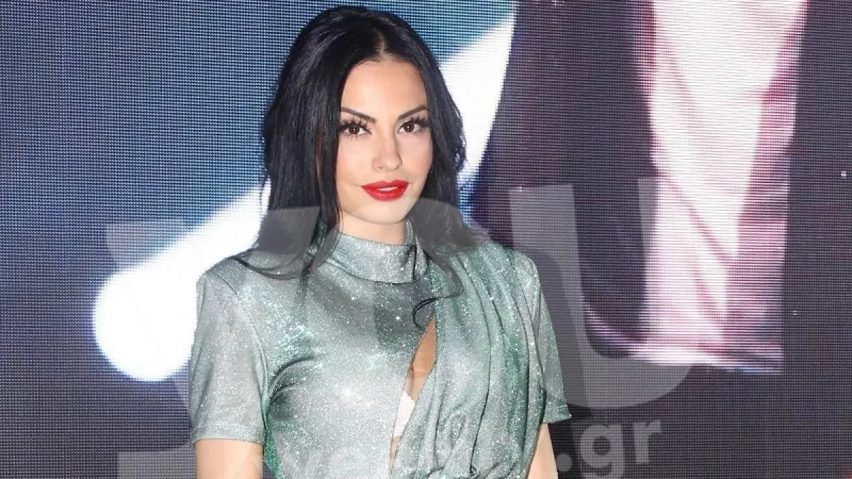 Δεν μας δείχνει το πρόσωπό του - Η Αλεξανδράκη δίνει κρυφά φιλιά στον μέλλοντα σύζυγό της