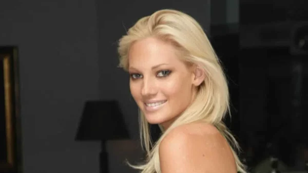 Τζούλια Αλεξανδράτου: Σε προχωρημένη εγκυμοσύνη ποζάρει με εμφανώς φουσκωμένη κοιλίτσα στον καθρέφτη