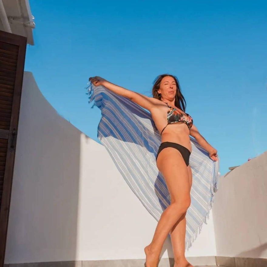 Αλίκη Κατσαβού φωτογραφία με μαγιό