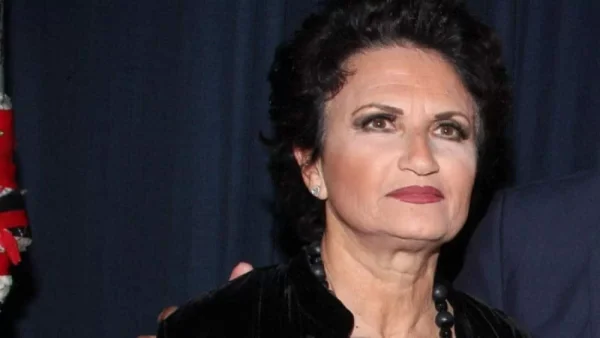 Με μαύρο ολόσωμο μαγιό στην Πάρο - Το πραγματικό σώμα της Άλκηστις Πρωτοψάλτη στα 67 της