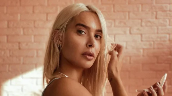 Ολόκληρο παιδί έγινε ο γιος της Αμαρυλλίς - Η σπάνια φωτογραφία με τον οικογενειακό τους φίλο