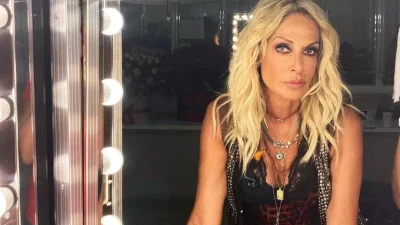 Τι φοράει η 64χρονη Άννα Βίσση; Το all day look της, στους δρόμους της Αθήνας