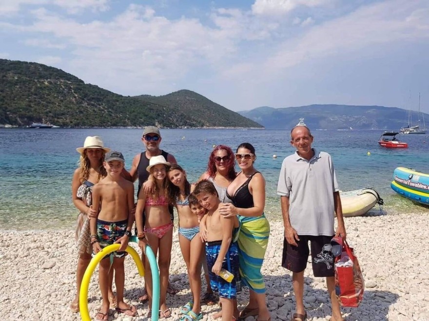 Η Αννέτ Αρτάνι με την οικογένειά της στην Κεφαλονιά