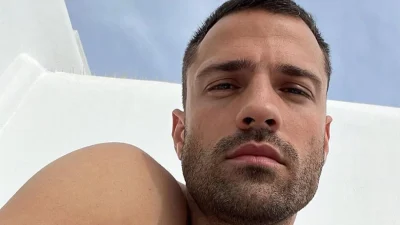 Δάκρυσε όλο το στάδιο - Ο Κωνσταντίνος Αργυρός τραγουδούσε κρατώντας στην αγκαλιά του κοριτσάκι με μυϊκή ατροφία