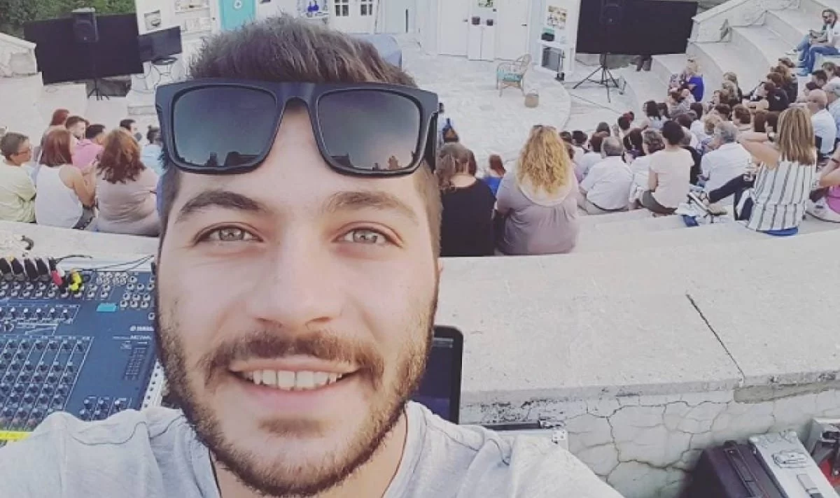 Δεν έχει κλείσει τα δύο και μαθαίνει τα ζώα - Η τρυφερή στιγμή του Θανάση από το Ευτυχισμένοι Μαζί με τον γιο του