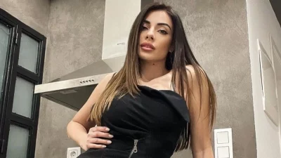 Μίνα Αρναούτη: Πόζαρε με αβυσσαλέο ντεκολτέ και ένα ποτήρι κρασί στο χέρι