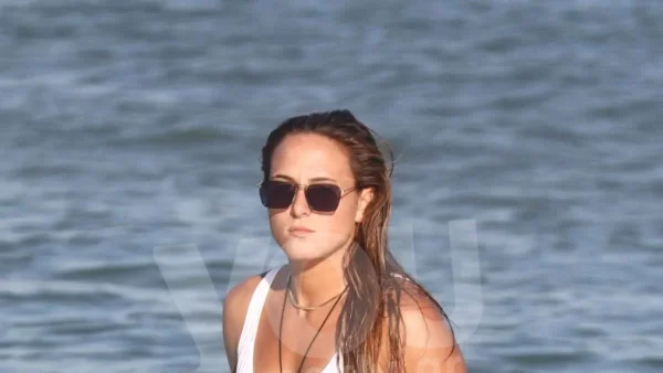 Με λευκό μπραζίλιαν μπικίνι στην παραλία - "Χαμός" με την πίσω όψη της Ασημίνας Χατζηανδρέου