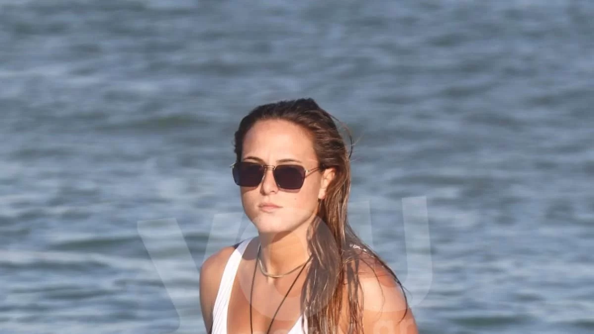 Με λευκό μπραζίλιαν μπικίνι στην παραλία - "Χαμός" με την πίσω όψη της Ασημίνας Χατζηανδρέου