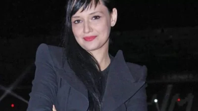 Με δύο μέτρα πόδια και ριγέ μαγιό μπροστά στην αιώρα - Ακομπλεξάριστη η Αθηναΐς Νέγκα αυτοσαρκάζεται για το κορμί της