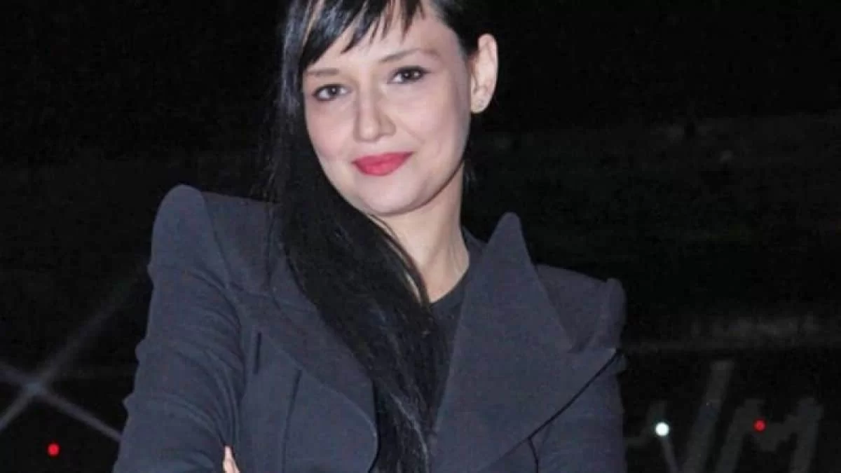 Με δύο μέτρα πόδια και ριγέ μαγιό μπροστά στην αιώρα - Ακομπλεξάριστη η Αθηναΐς Νέγκα αυτοσαρκάζεται για το κορμί της