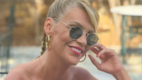 Με τσάντα Ελλήνων σχεδιαστών, τις πλατφόρμες που έχουν όλες οι celebrities και λευκό, mini φόρεμα, η Σάσα Σταμάτη στη Χίο (photo)