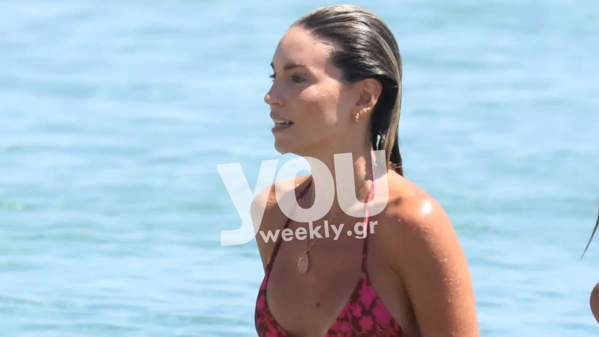 Με κόκκινο αποκαλυπτικό μαγιό και χωρίς ρετούς - Αποκλειστικές φωτογραφίες της Αθηνάς Οικονομάκου από την Μύκονο