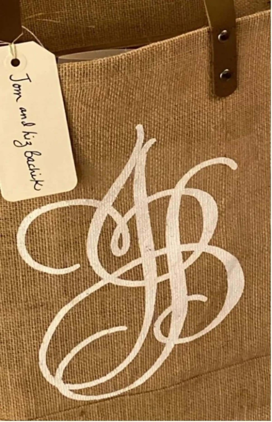 Η τσάντα που έκαναν δώρο στους καλεσμένους οι Άφλεκ και Λόπεζ