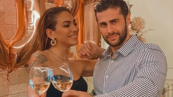 Νεανικό και κλασάτο με πολλά φυτά - Το σπίτι που μένουν Ευρυδίκη Βαλαβάνη και Κωνσταντίνος Βασάλος