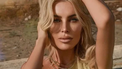 Στην Κεφαλονιά η Κατερίνα Καινούργιου για τον πολυσυζητημένο γάμο - Με εμπριμέ φόρεμα λίγες ώρες πριν την τελετή