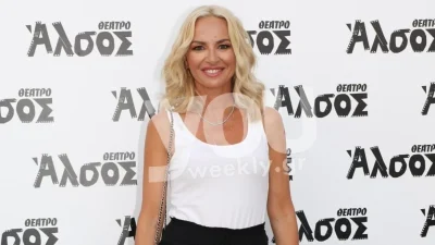 Την έλουζε ο ήλιος πάνω σε σκάφος - Η Μαρία Μπεκατώρου με χρυσό μπικίνι στη Σύρο