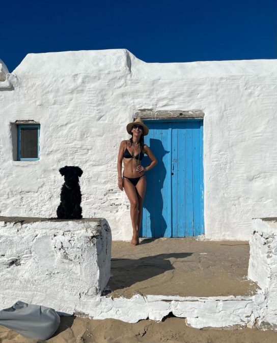 Η Μπέτυ Μαγγίρα σε διακοπές σε κάποιο κυκλαδίτικο νησί