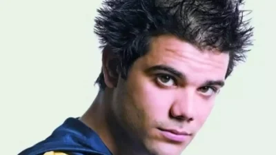 Μεγάλωσε και ερωτεύτηκε - Μελαχρινή και κούκλα η γυναίκα που έκλεψε την καρδιά του Μπίλι από τα Μαύρα Μεσάνυχτα