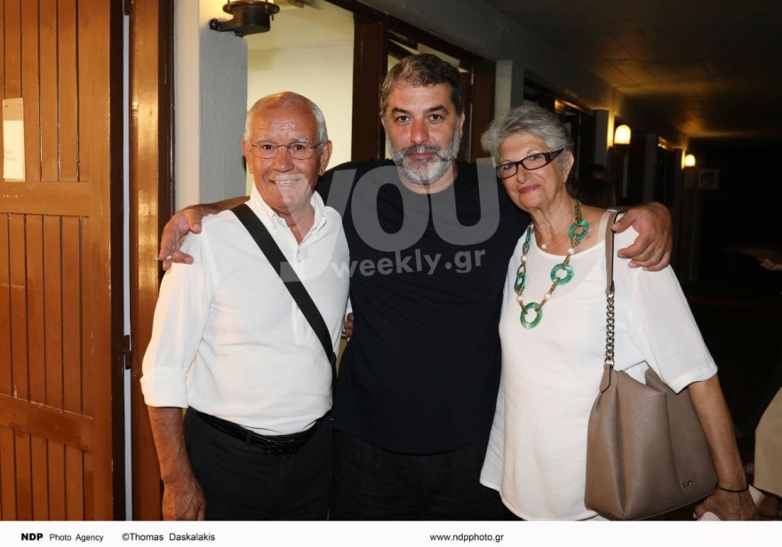 Ο Μπισμπίκης με τους γονείς του μετά την παράσταση στην Επίδαυρο