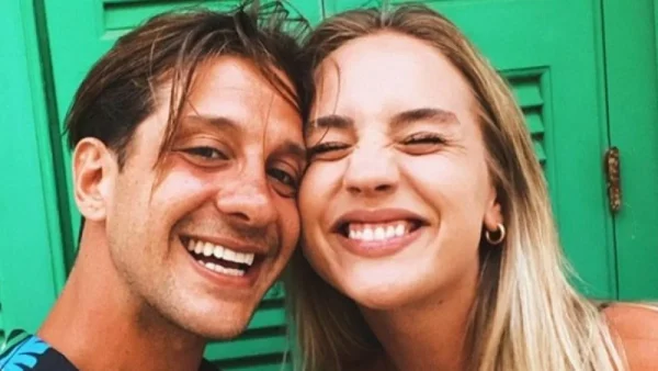 Ταξιδάκι για δύο - Στο αεροπλάνο ο Ηλίας Μπόγδανος και η Εξαρχοπούλου μετά τη Μύκονο