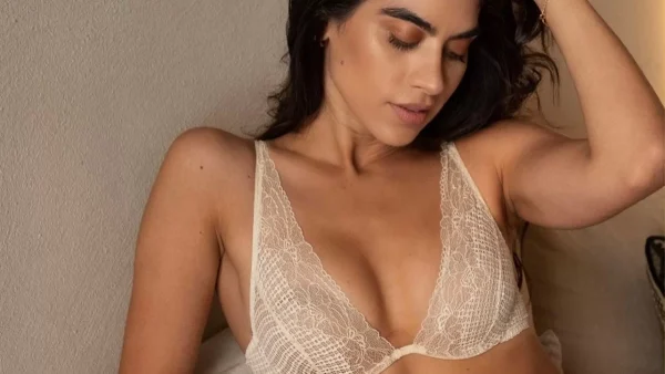 Αυτό είναι το κόλπο που θα κάνεις με το σουτιέν για ένα πιο πλούσιο μπούστο και χωρίς να φαίνονται οι τιράντες