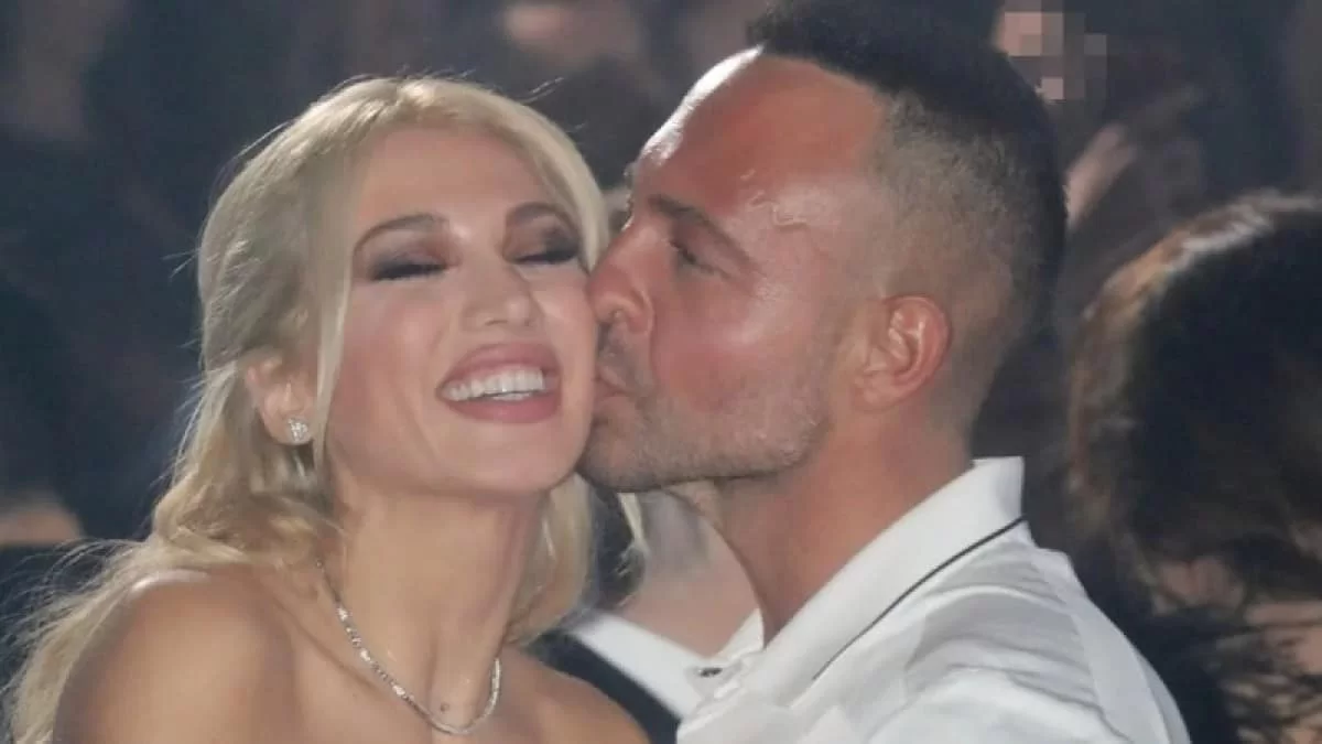 Βραδινή έξοδος για την Κωνσταντίνα Σπυροπούλου με την κοιλιά τούρλα - Στο πλευρό της ο Βασίλης Σταθοκωστόπουλος