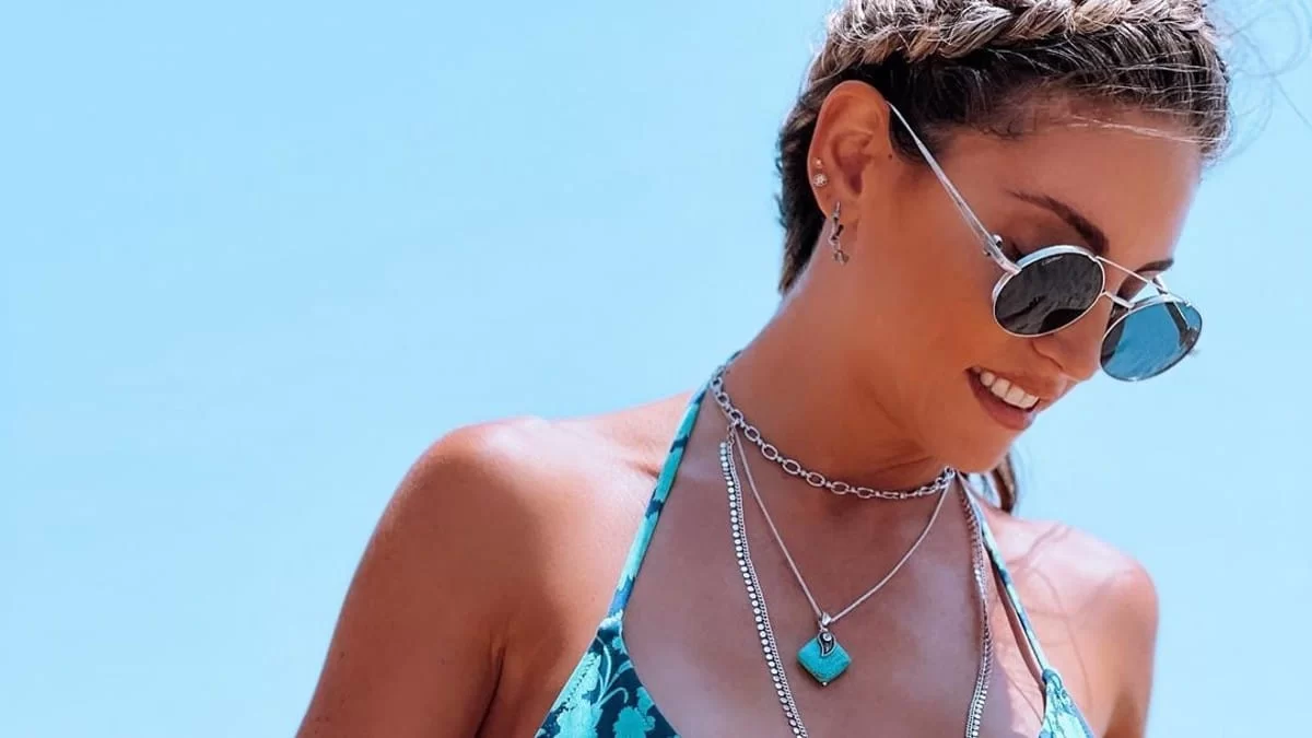 Διαγράφονται οι κοιλιακοί της - Με μικροσκοπικό μπικίνι και κορμί «λαμπάδα» η Αθηνά Οικονομάκου