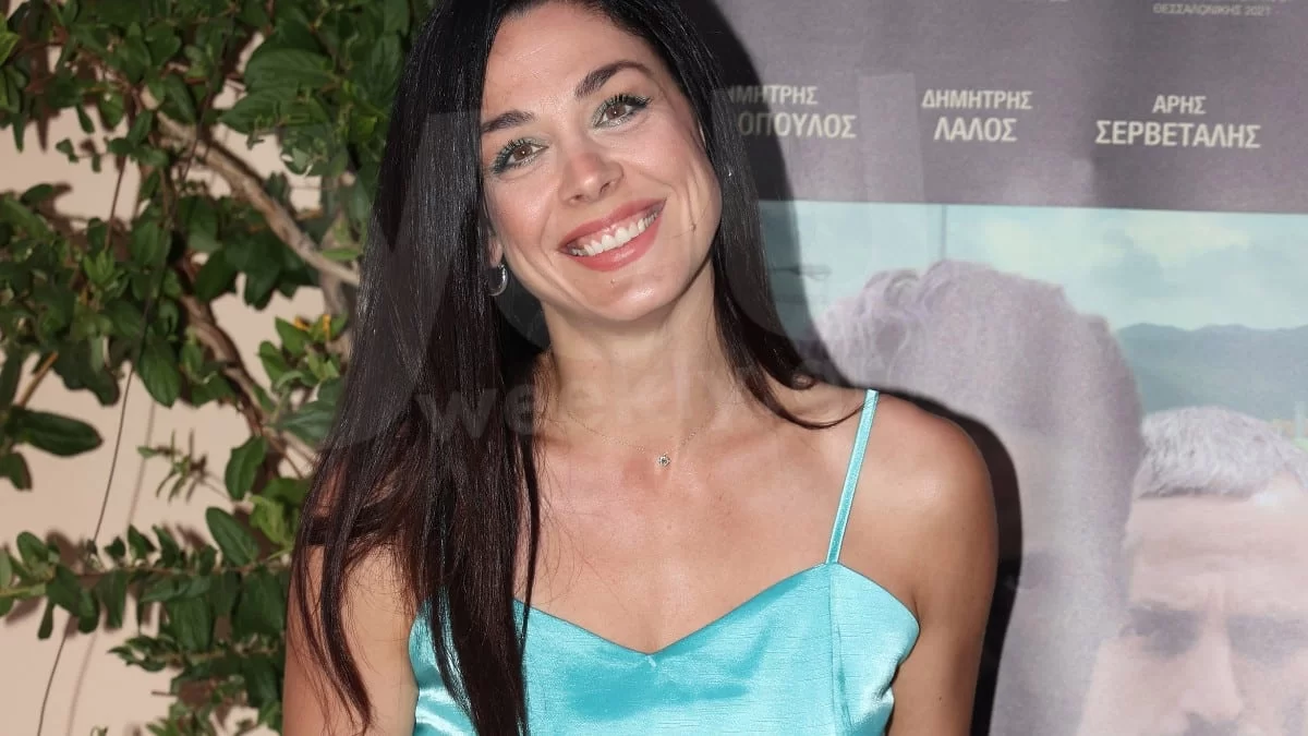Με μικροσκοπικό μαγιό και με αψεγάδιαστο δέρμα χωρίς ίχνος μακιγιάζ - Η Τριανταφυλλίδου πόζαρε πάνω σε σκάφος