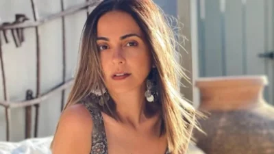 Με χακί μπικίνι και καφτάνι να ανεμίζει στην άμμο - Οι τελευταίες βουτιές της Αγγελικής Δαλιάνη για το καλοκαίρι