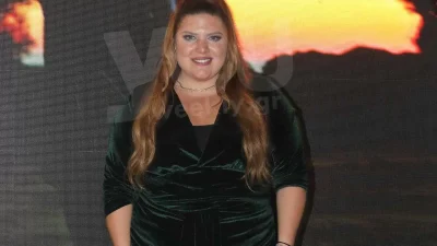 Ανανεωμένη και άκρως μαυρισμένη η Δανάη Μπάρκα: Επέστρεψε στο πλατό του MEGA με μια ευχή