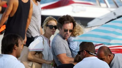 Όλη η παραλία χάζευε την Βίκυ Καγιά να τραβά φωτογραφίες τον Κρασσά και τα παιδιά τους - Περήφανη μητέρα