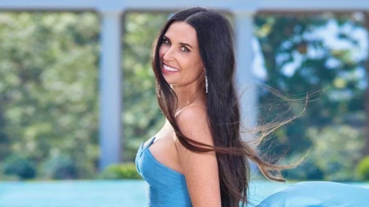 Με αναλογίες που "ζαλίζουν" - Η Ντέμι Μουρ ποζάρει πάνω σε σκάφος με την ελληνική σημαία να ανεμίζει