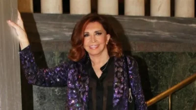 Ξαπλωμένη στα χορτάρια με πολύχρωμο μπικίνι - Το πραγματικό σώμα της Μιμής Ντενίση στα 69 της