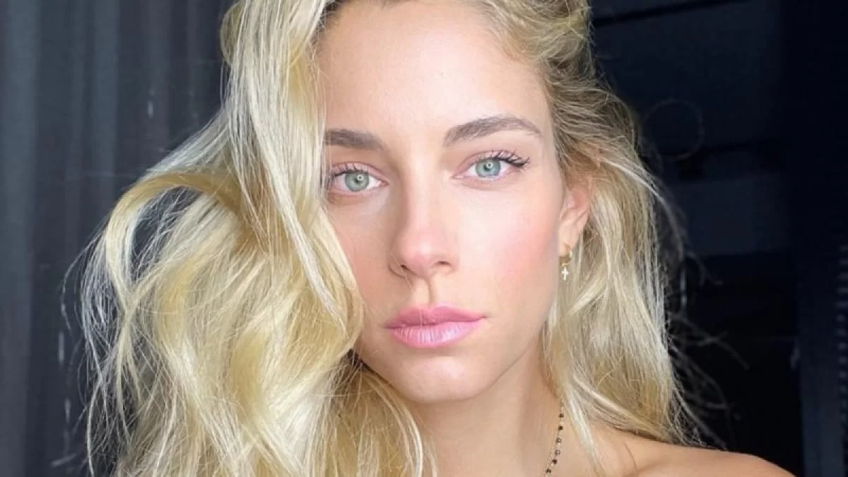 Αχτένιστη και εντελώς άβαφη η Δούκισσα Νομικού - Ανέμελες στιγμές στη Σχοινούσα για το μοντέλο