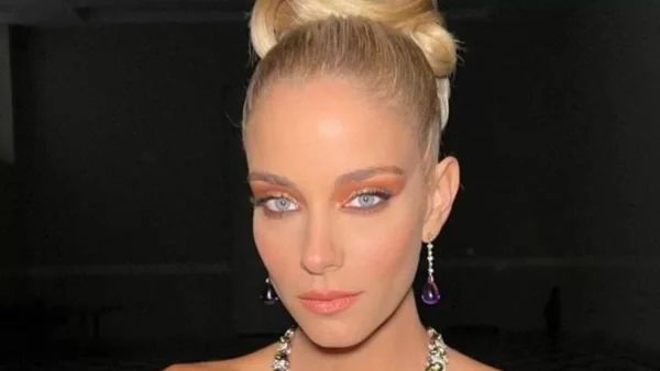 Σε ξεγελάει και όμως είναι φόρεμα - Με ροζ πούπουλα στο μπούστο εμφανίστηκε η Δούκισσα Νομικού