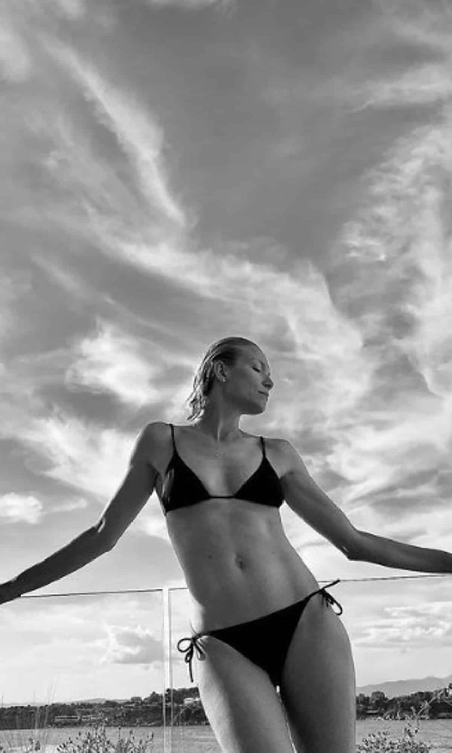 Με μαύρο μπικίνι πριν την πρεμιέρα του GNTM 5 η Καγιά