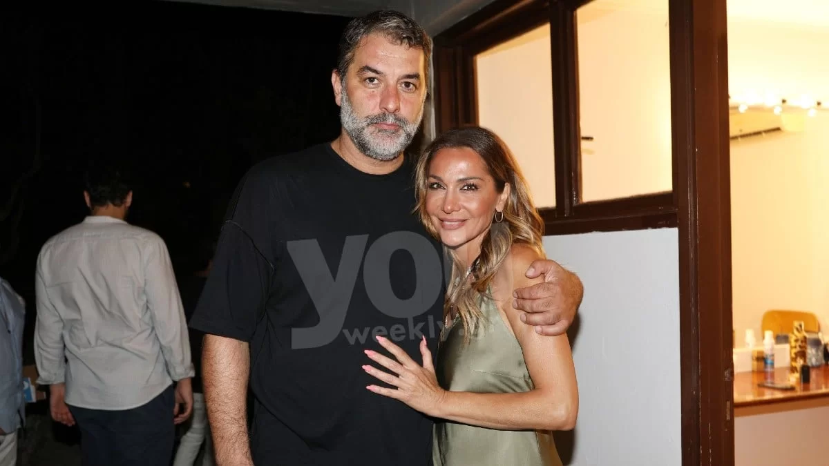 Για ουζάκι με την κουνιάδα της - Η Δέσποινα Βανδή αγκαλιά με την αδερφή του Βασίλη Μπισμπίκη δίπλα στο κύμα